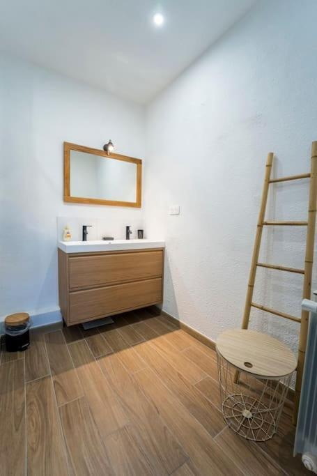 Charmant T2 Proche Place Aux Herbes Uzes Exterior photo